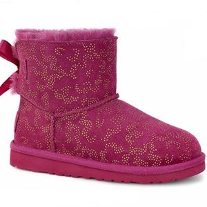 pink Ugg boots Mini Bailey Bow Red Violet pink Uggs big girl size 6, women’s 8